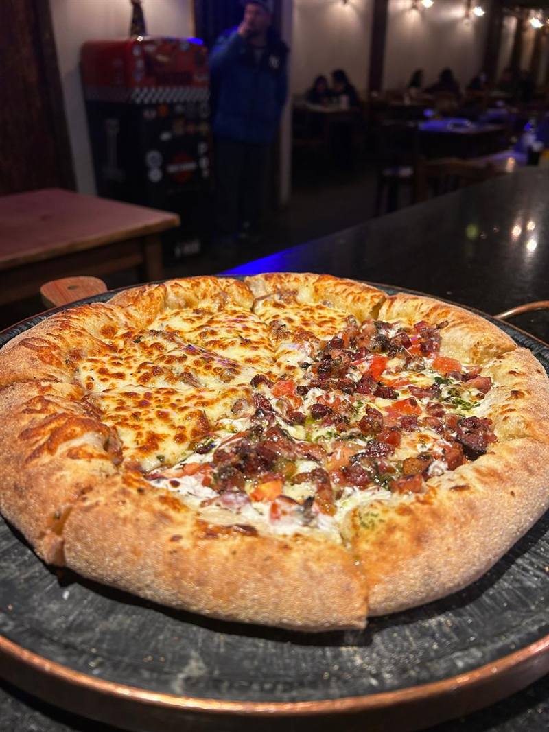 Pizza com borda recheada, meio queijo, meio calabresa com tomate
