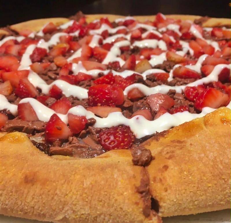 Pizza de chocolate com morango