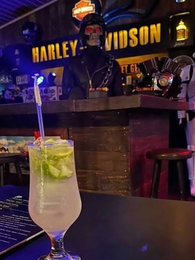 Drink gelado no balcão com caveira motoqueira ao fundo