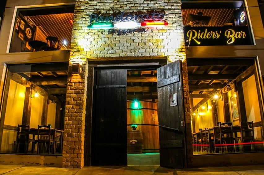 Fachada da Pandorato Pizzaria e Riders Bar à noite