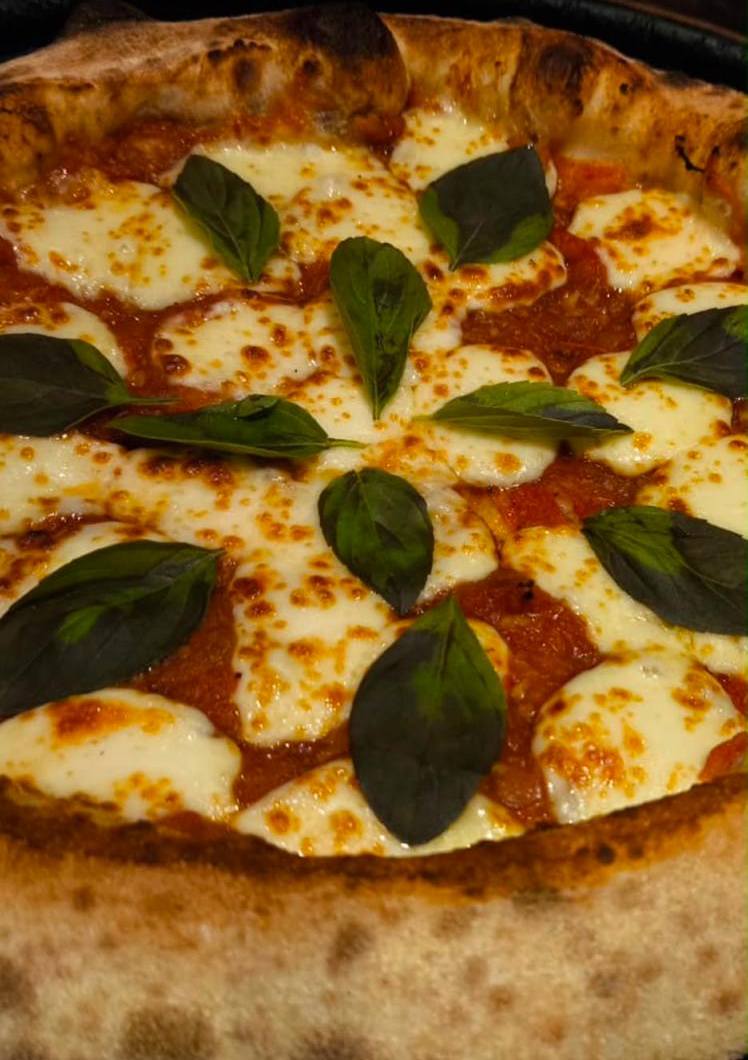 Pizza margherita com manjericão
