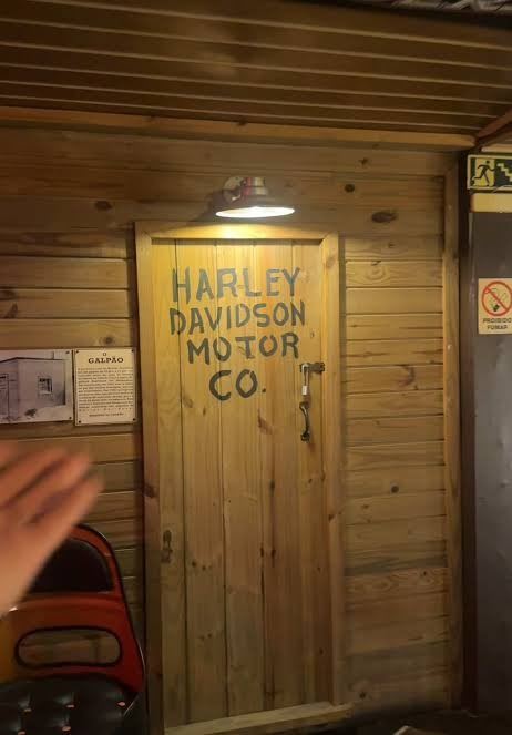 Porta de madeira do galpão com a inscrição Harley Davidson Motor Co.