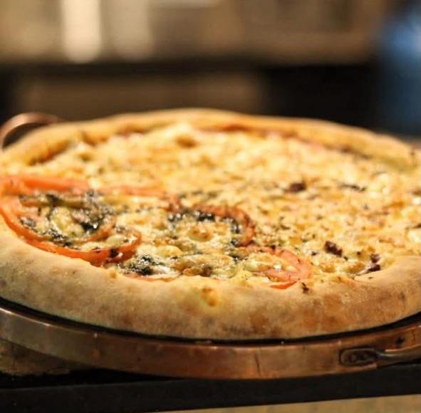 Pizza de tomate fatiado e queijo
